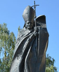 Nowy Sącz. Znieważył pomnik papieża, rzucał zniczami