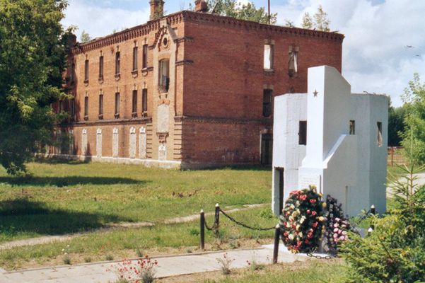 Pozostałości budynku obozowego w Berezie wraz z pomnikiem upamiętniającym osoby przetrzymywane w "miejscu odosobnienia" 