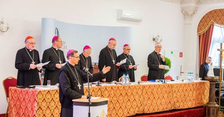 Sondaż. Ponad połowa Polaków niezadowolona z reakcji Kościoła ws. pedofilii
