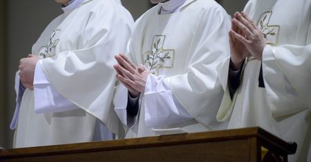 Ubezpieczenie kleru. Wszyscy płacimy, większość tego nie chce