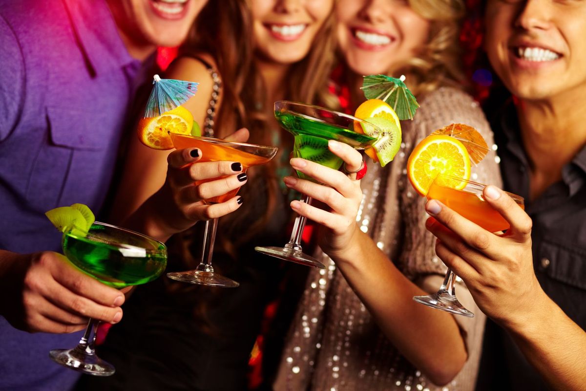 Drinki na Sylwestra - proste przepisy na kolorowe koktajle
