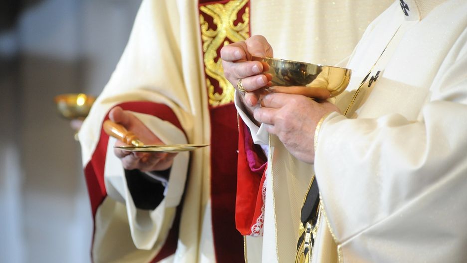 Prezenty dla księży i katechetek budzą skrajne emocje wśród rodziców. 