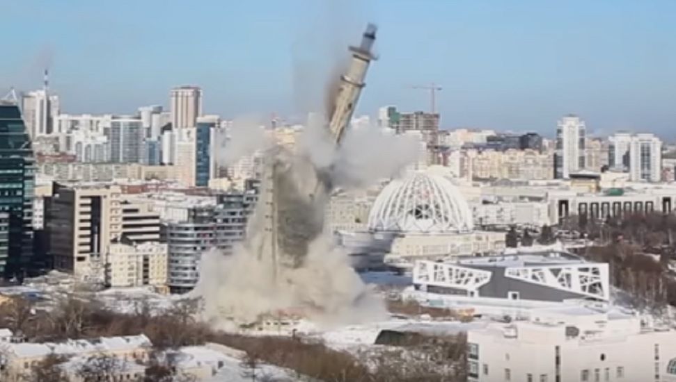 Zburzyli ogromną wieżę telewizyjną. Jest wideo z Rosji