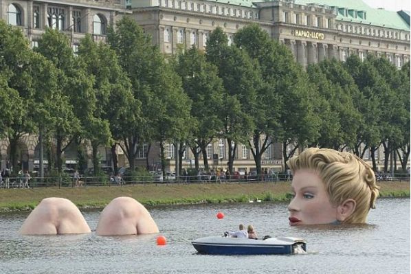 Gigantyczna kobieta zapiera dech. Olbrzymie atrakcje turystyczne