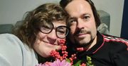 Dominika Gwit i jej mąż randkują w pięknym miejscu. Wystrojeni w ubrania w hawajskie kwiaty dzielą się szczęściem