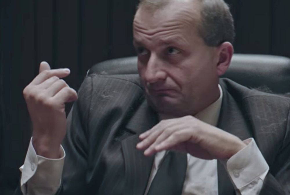 "Ucho prezesa": Kim są gwiazdy serialu? Poznajcie bohaterów ulubionego show Polaków