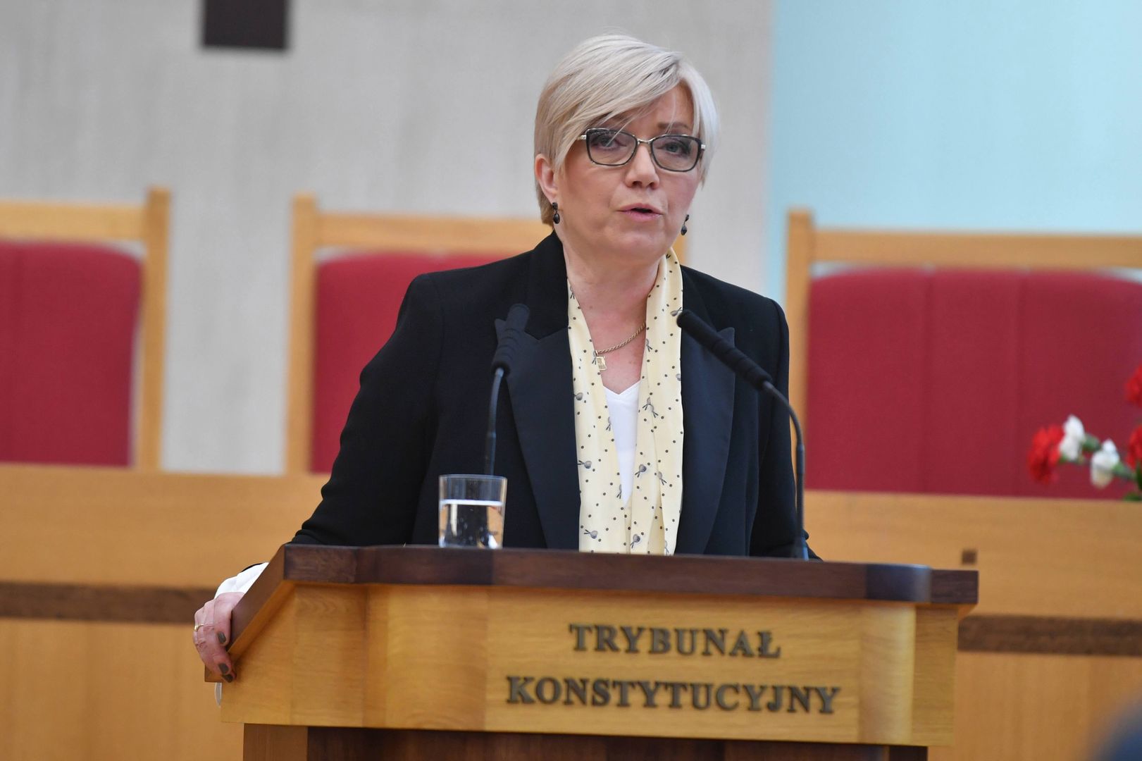 Julia Przyłębska odmówiła odpowiedzi na pytanie dziennikarza TVN o premie dla urzędników Trybunału Konstytucyjnego