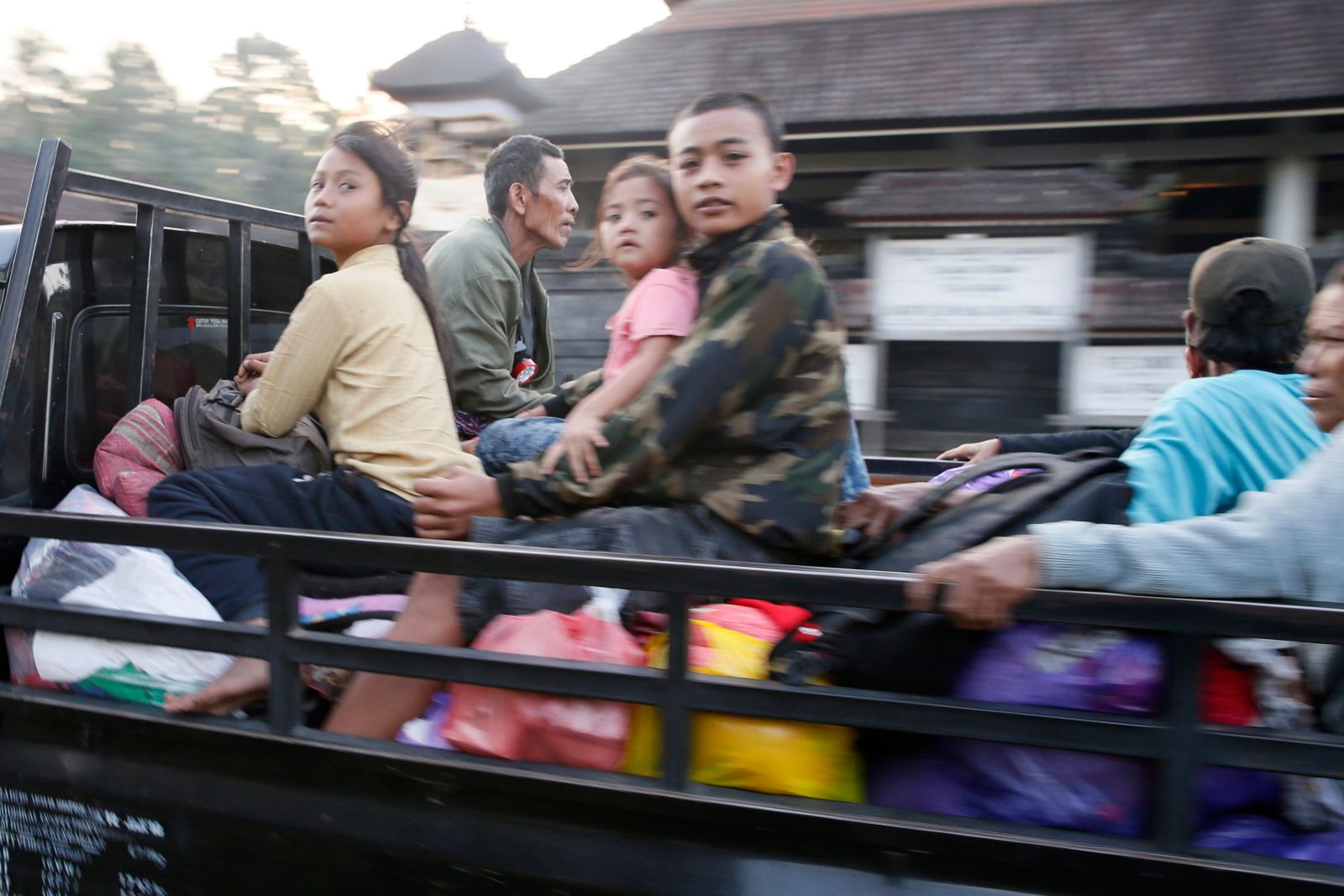 Ludzie uciekają przed wulkanem Mount Agung na Bali. Wielka ewakuacja