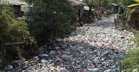 Rzeka śmieci w Indonezji. Wstrząsające zdjęcia