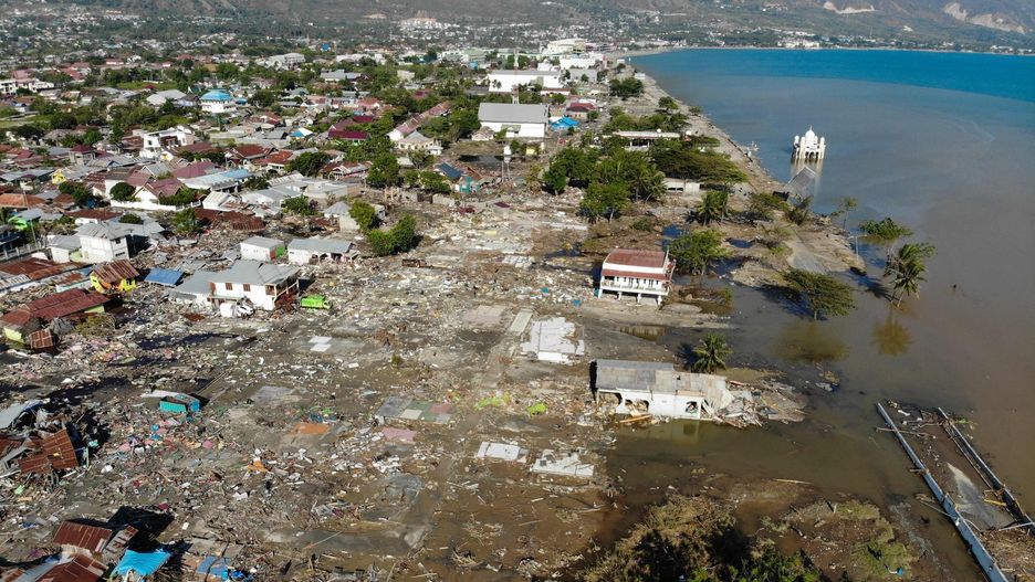 Widok z lotu ptaka ukazujący skutki trzęsienia ziemi i tsunami w Palu (na wyspie Celebes)
