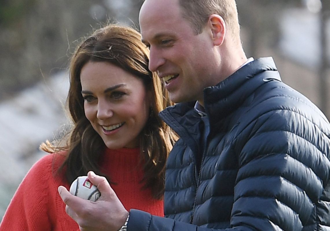 Książę William i księżna Kate przytuleni, uśmiechnięci. Koniec z plotkami o kryzysie