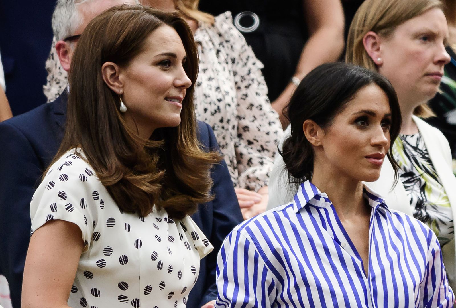 Księżna Kate i księżna Meghan noszą torebki w lewej ręce. Mają powód