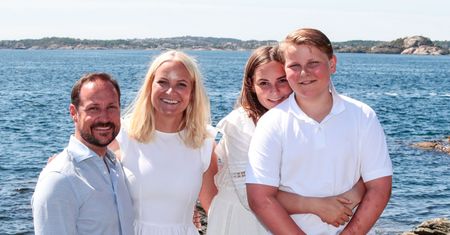 Mette-Marit z rodziną w nowej sesji. Wygląda na szczęśliwą mimo choroby