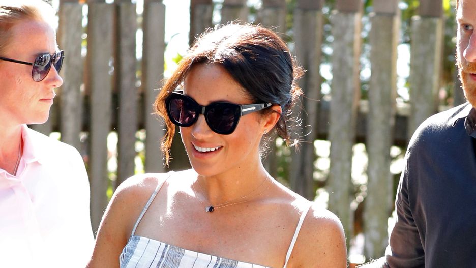 Księżna Meghan w letniej stylizacji odsłaniającej nogę