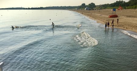 Plaża zamknięta, ale ludzie i tak się kąpią. "Nie ma flagi, więc można"