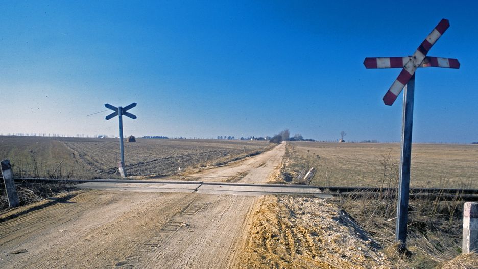 W Polsce są setki przejazdów kolejowych znajdujących się w szczerym polu