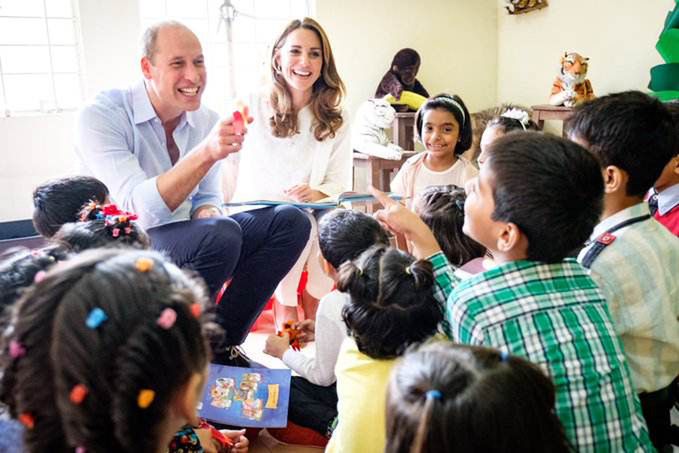Księżna Kate i William w Lahaur podczas spotkania z dziećmi