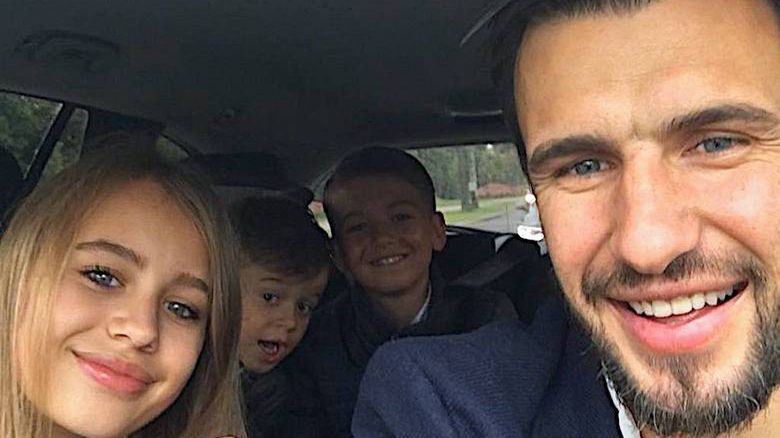 Jarosław Bieniuk z dziećmi w reklamie