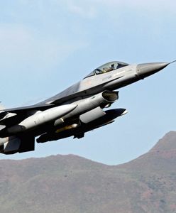 F-16 przechwyciły dreamlinera. Utracił kontakt z wieżą