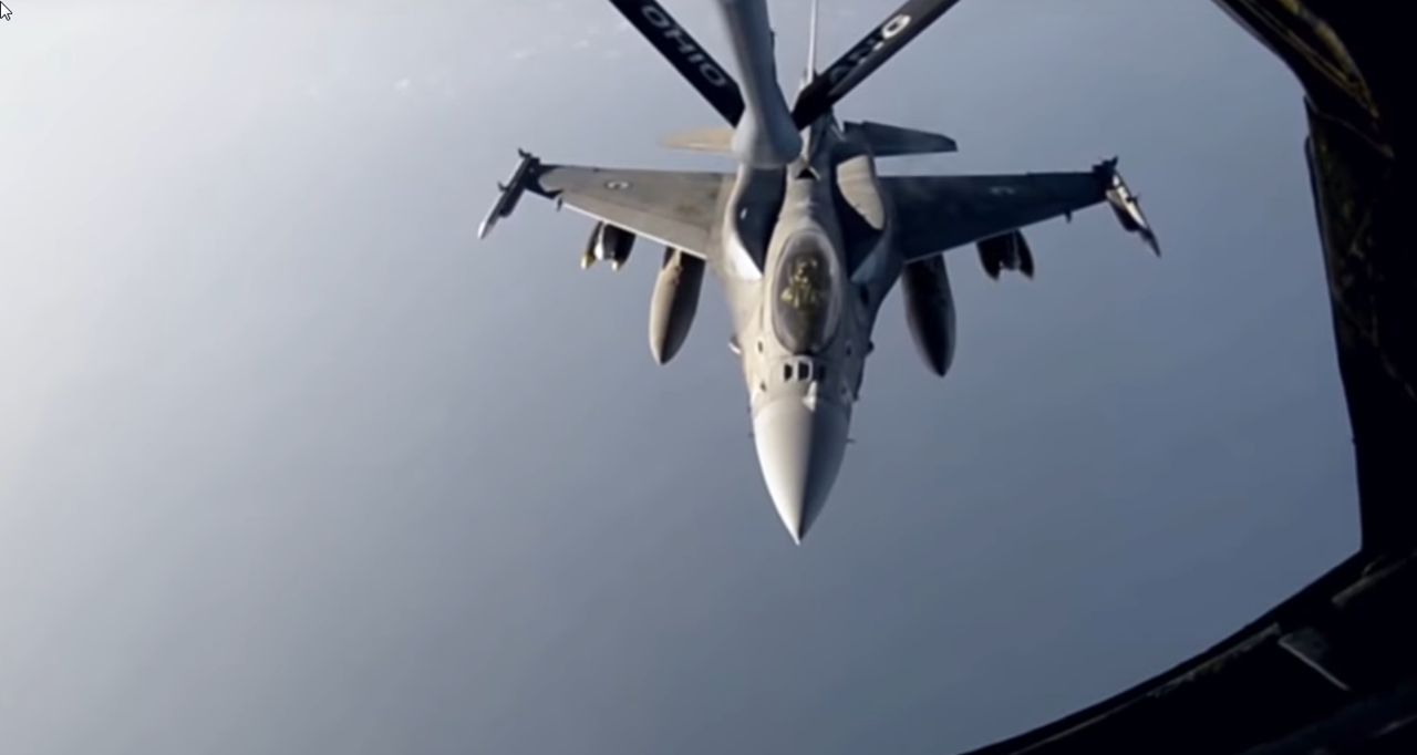 Zobacz jak wygląda tankowanie F-16 w powietrzu