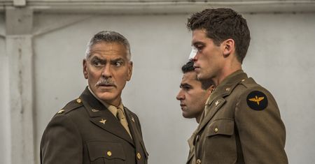 George Clooney w serialu "Paragraf 22". Bardziej przekonujący jest w reklamach