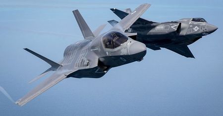 Niesamowite lądowanie F-35B. Wielka Brytania chwali się nowoczesnym myśliwcem
