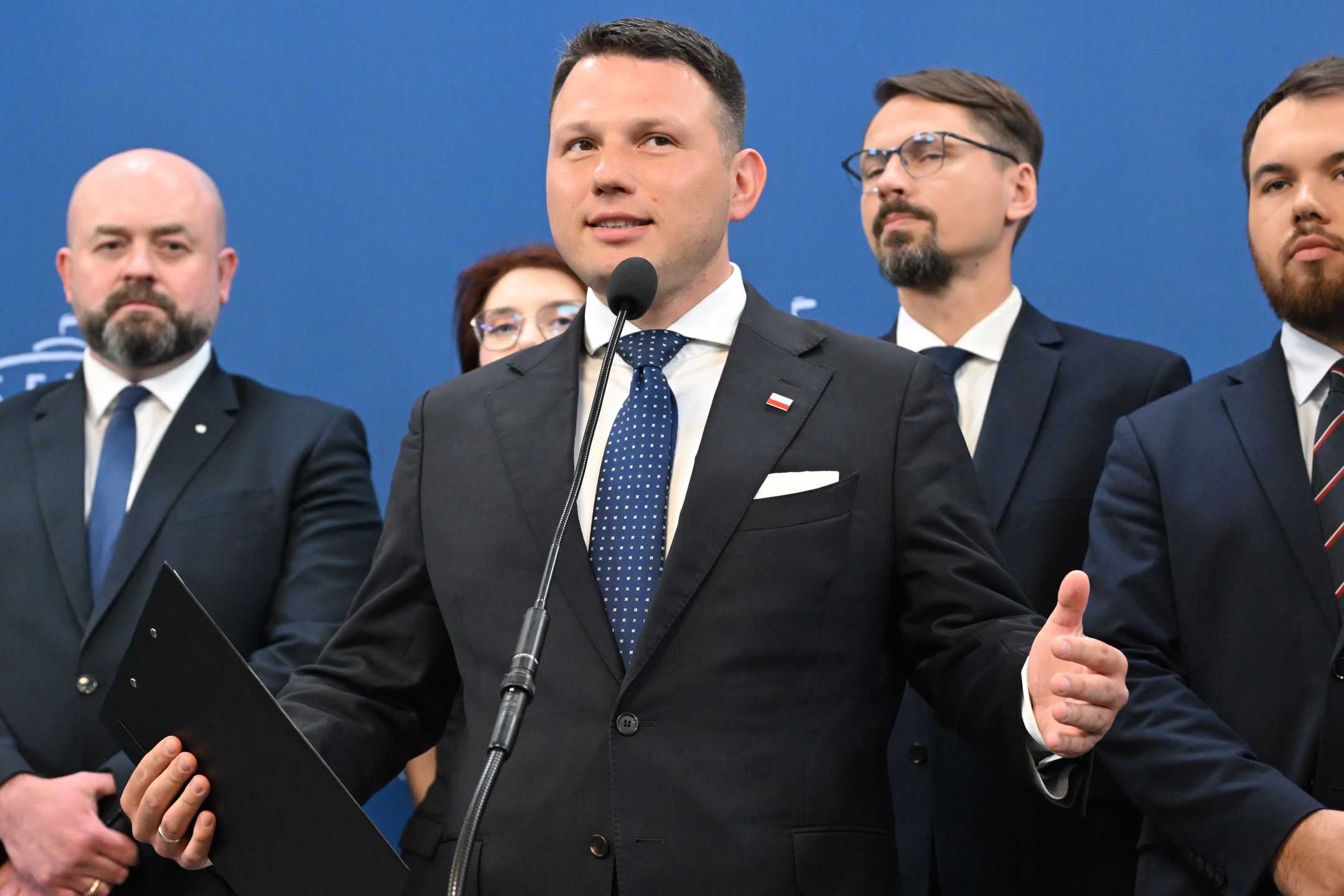 S�awomir Mentzen
Warszawa, 20.05.2025. Wybory prezydenta RP - kampania przed II tur�. Pose� Konfederacji S�awomir Mentzen (C) podczas konferencji prasowej w Sejmie w Warszawie, 20 bm. S�awomir Mentzen zaprosi� kandydata KO na prezydenta Rafa�a Trzaskowskiego i popieranego przez PiS Karola Nawrockiego na rozmow� oraz zaapelowa� o podpisanie deklaracji programowej, zgodnej z oczekiwaniami jego wyborc�w. (amb) PAP/Radek Pietruszka
Radek Pietruszka
Konfederacja, polityk polityka, Polityka, poparcie w II turze wybor�w, posiedzenie, Posiedzenie Sejmu, Sejm, Sejm RP, 2 2. II druga tura