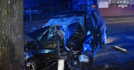 Nagranie mrozi krew w żyłach. Mazda roztrzaskała się na drzewie