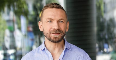 Przemek Kossakowski nagle zniknął z telewizji. Czym dziś się zajmuje?