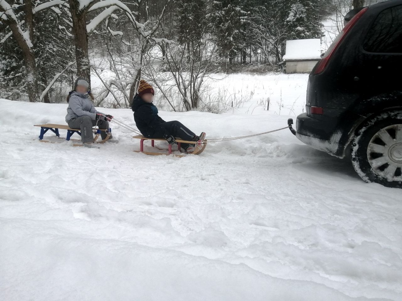 Kulig za samochodem jest niebezpieczny i grozi za niego mandat.