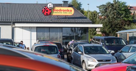 Biedronka rzuca wyzwanie Orlenowi. Zbuduje 600 stacji ładowania samochodów elektrycznych