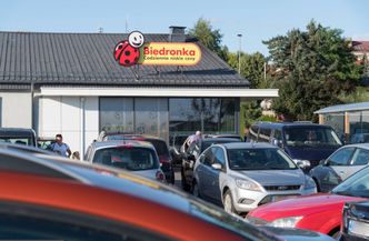 Biedronka rzuca wyzwanie Orlenowi. Zbuduje 600 stacji ładowania samochodów elektrycznych