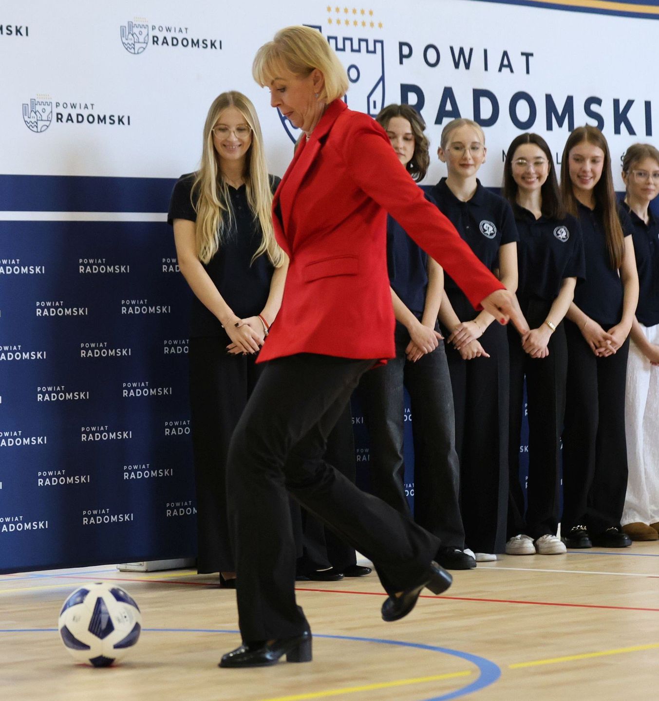 Na bramkę strzela poseł Anna Kwiecień 