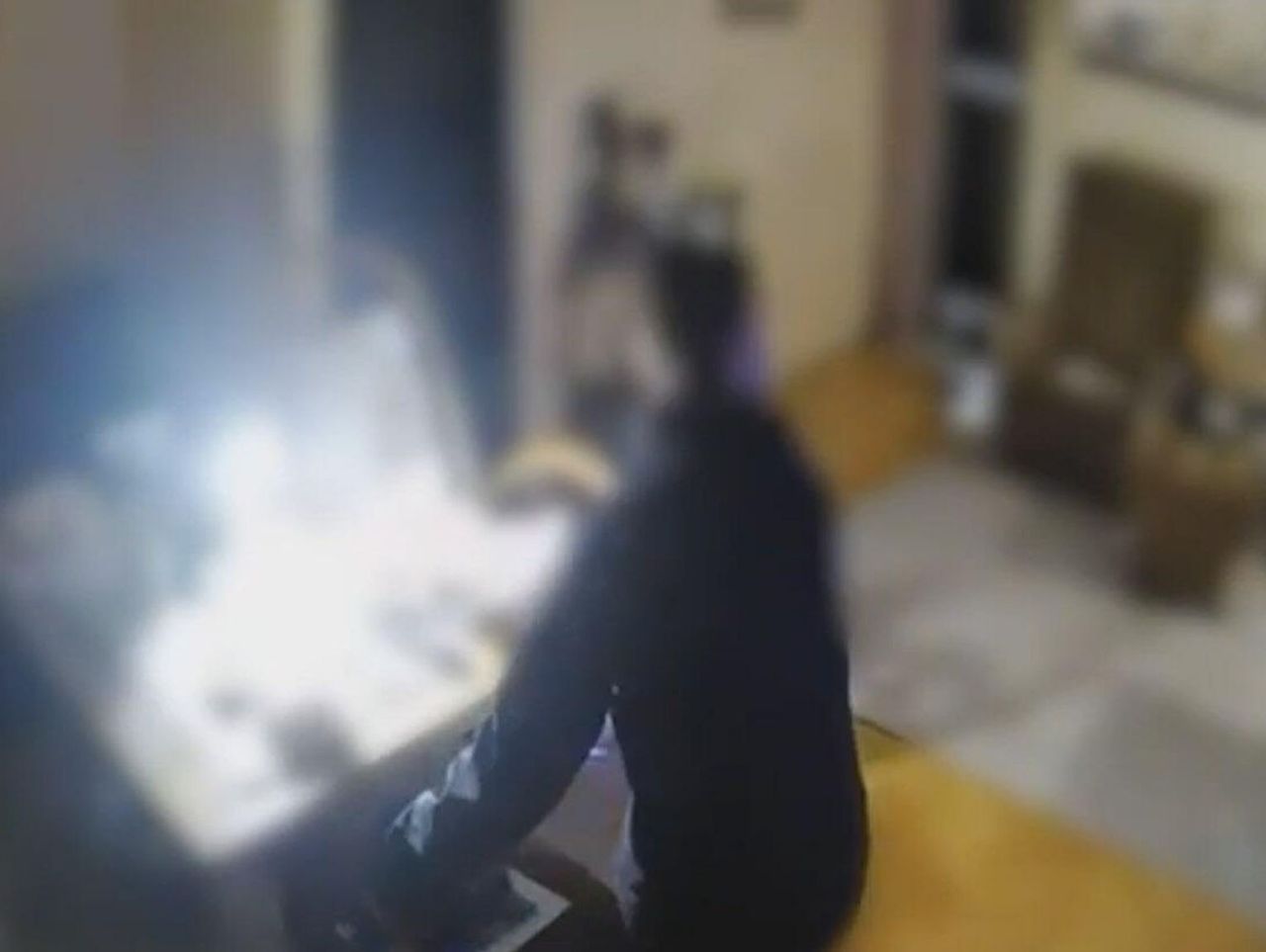 Gdańsk: Podstępem weszła do mieszkania staruszki. Złodziejka w akcji nagrana przez ukrytą kamerę.