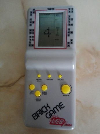 Konsola Brick Game zakupiona w 2002 roku.
