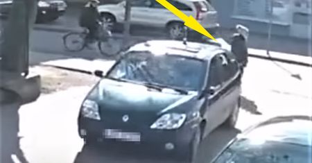Dwie kolizje w 30 sekund. 80-latek prawie przejechał pieszą