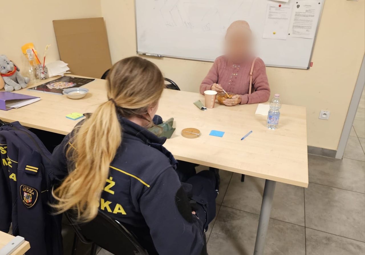 Seniorka weszła do biura podróży i nie chciała wyjść. Interweniowali strażnicy