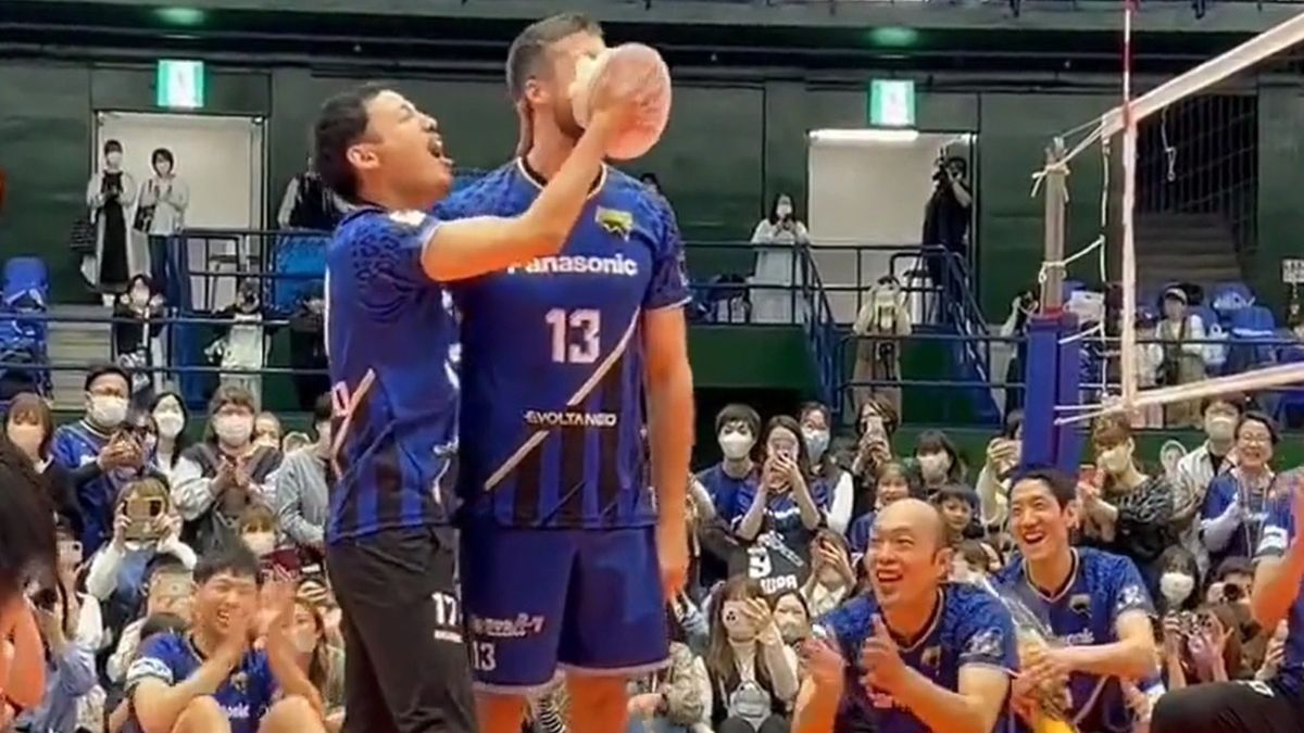 Michał Kubiak z tortem na twarzy