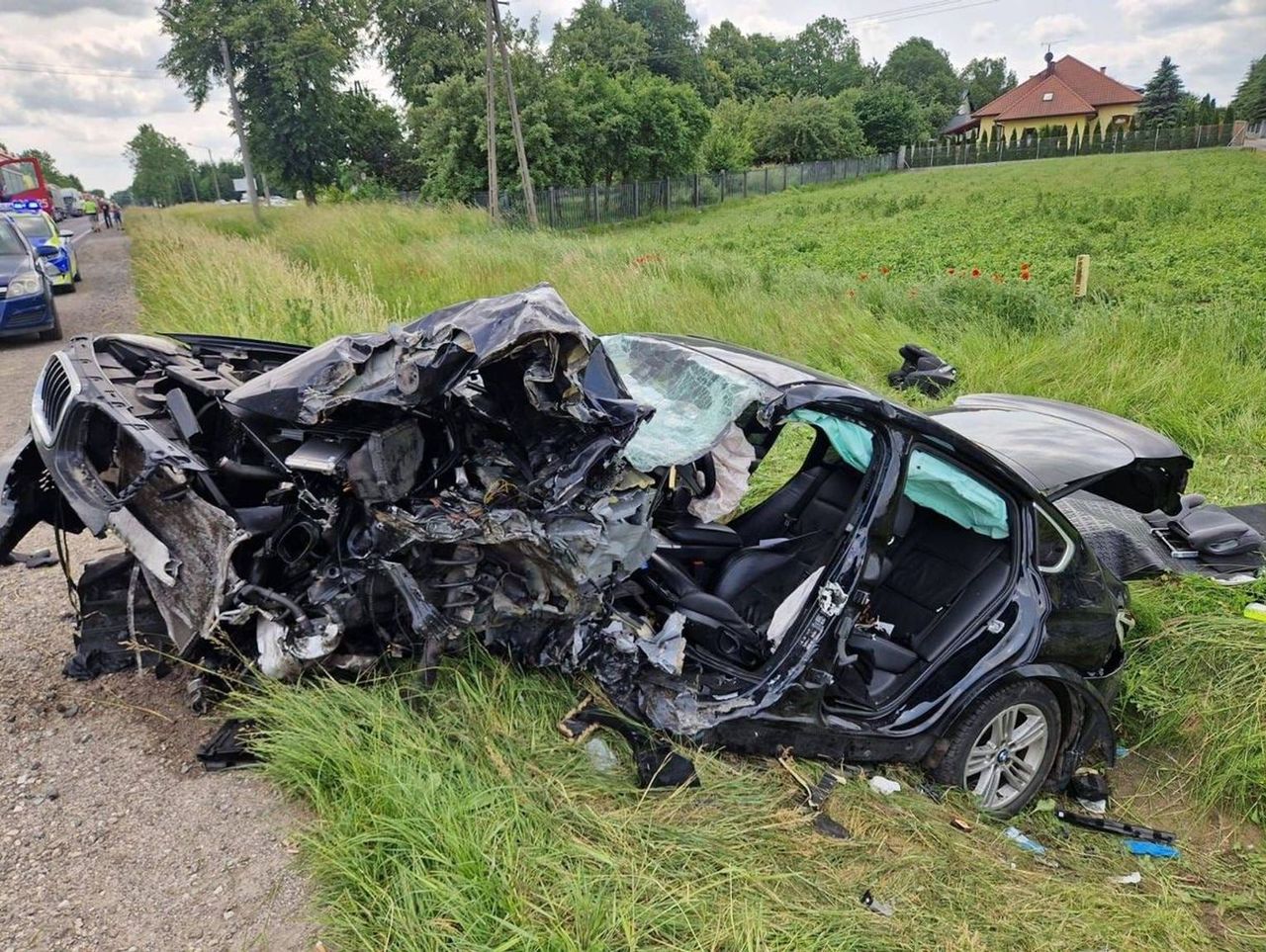Czołowe zderzenie BMW i samochodu ciężarowego. Obaj kierowcy trafili do szpitala