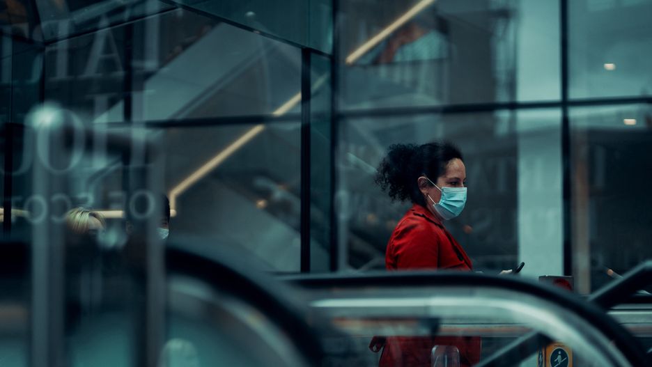 Koronawirus w Polsce. Na zakupach trzeba zasłaniać drogi oddechowe. Jednak niekoniecznie maseczką (zdj. ilustracyjne).