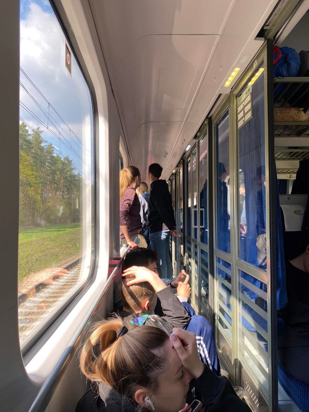 Korytarze pociągu są wypełnione pasażerami 