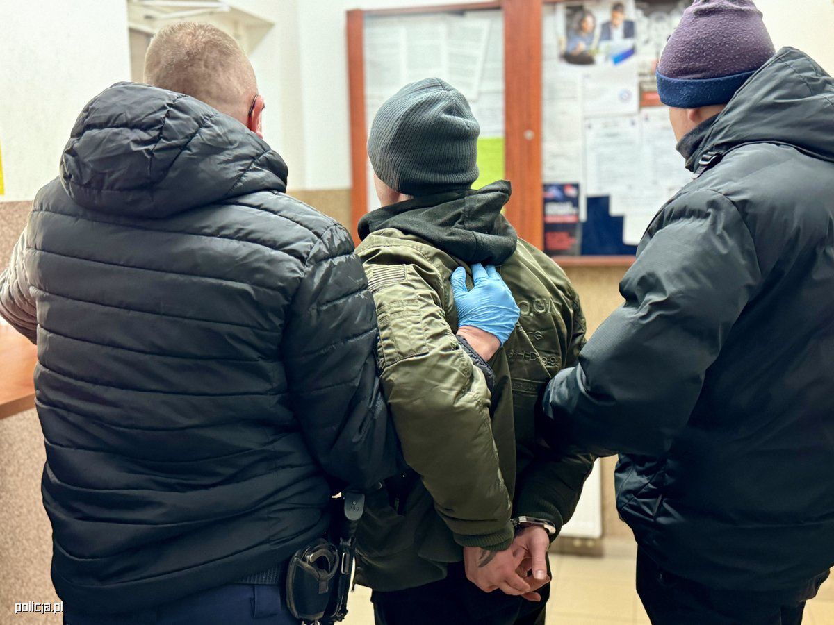 Podpalił dom byłej partnerki, gdy ta przed nim uciekała.