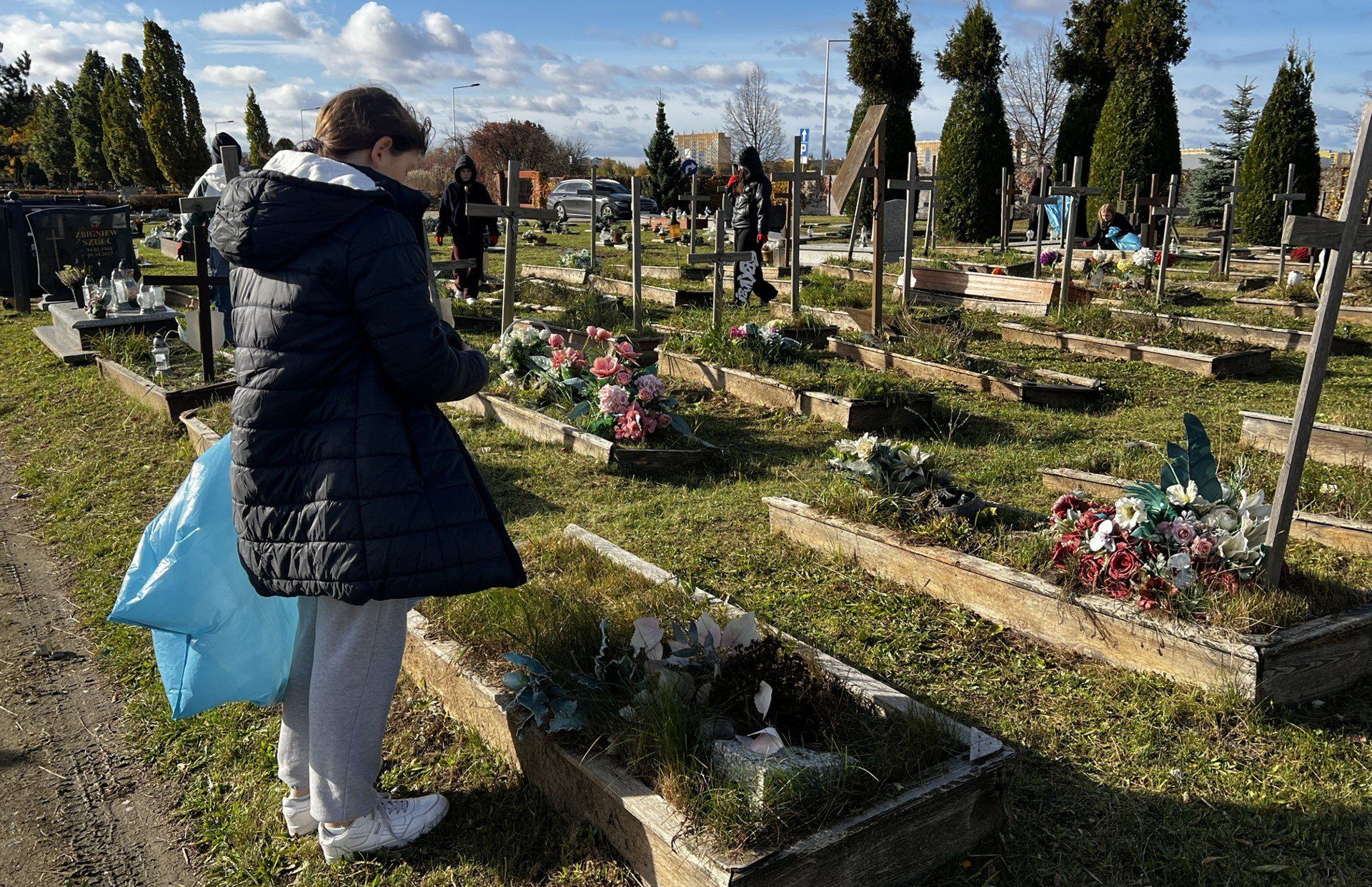Wśród społeczników, którzy zgłosili się do akcji sprzątania zaniedbanych grobów są także uczniowie wrocławskich podstawówek.