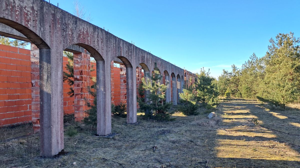 Nieukończona budowla w Postołowie od lat fascynuje i przeraża