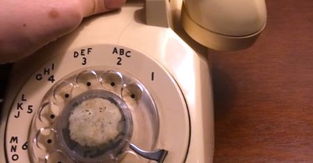 Asystent Google Home Mini w starym telefonie z tarczą numeryczną. Retro i smart w jednym
