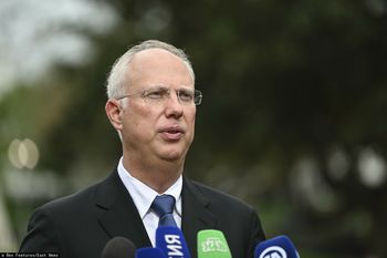 Media: człowiek Putina w Paryżu. Pojawił się w ambasadzie USA