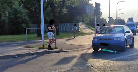 Skręcał na „zielonej strzałce”, potrącił hulajnogistę. 44-latek z obrażeniami ciała trafił do szpitala