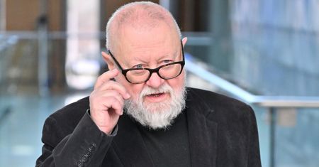 Profesor Jerzy Bralczyk miał wypadek. Przekazał, jak się czuje. "Jeszcze żyję". To ustaliła policja
