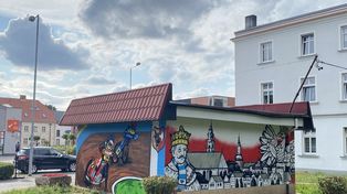 Król Leszczyński w klubowym szaliku Unii Leszno. Nowe graffiti przy ulicy Dąbrowskiego w Lesznie
