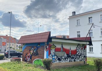 Król Leszczyński w klubowym szaliku Unii Leszno. Nowe graffiti przy ulicy Dąbrowskiego w Lesznie